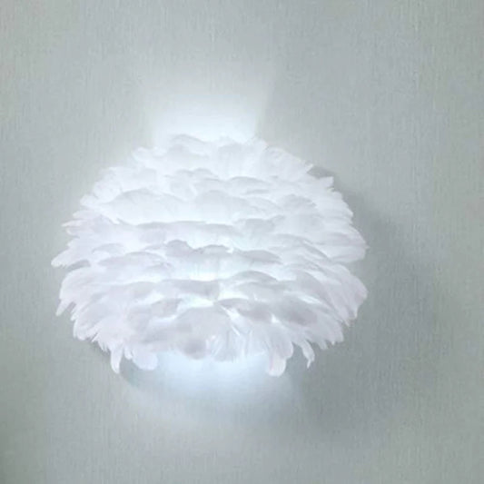 Illuminez Votre Intérieur avec l'Applique Murale Senqiu 12W au Design Romantique et Abat-Jour à Plumes Blanches