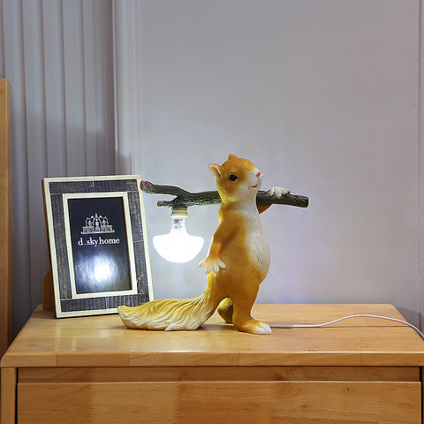 Schreibtischlampe, LED-Nachttischlampe aus Harz in kreativer Cartoon-Tier-Eichhörnchenform