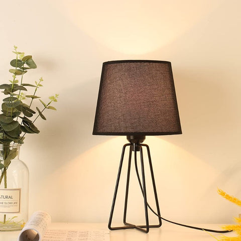 Lámpara de mesita de noche, lámpara de mesa de escritorio moderna con base de jaula de cesta de metal hueca, lámpara de mesa con pantalla de tela negra para dormitorio, sala de estar, oficina