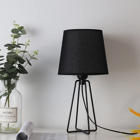 Lámpara de mesita de noche, lámpara de mesa de escritorio moderna con base de jaula de cesta de metal hueca, lámpara de mesa con pantalla de tela negra para dormitorio, sala de estar, oficina