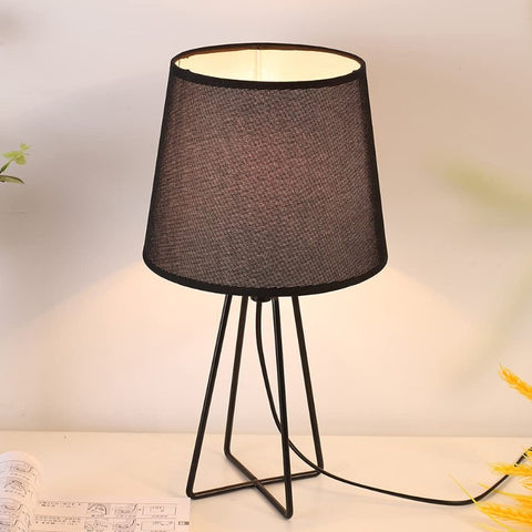 Lámpara de mesita de noche, lámpara de mesa de escritorio moderna con base de jaula de cesta de metal hueca, lámpara de mesa con pantalla de tela negra para dormitorio, sala de estar, oficina