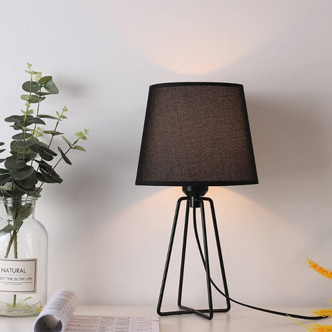 Lámpara de mesita de noche, lámpara de mesa de escritorio moderna con base de jaula de cesta de metal hueca, lámpara de mesa con pantalla de tela negra para dormitorio, sala de estar, oficina
