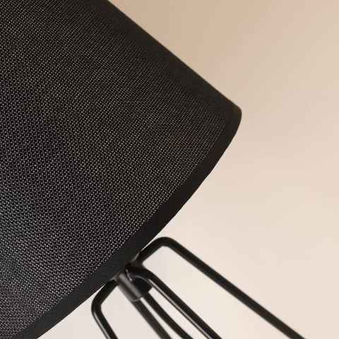 Lámpara de mesita de noche, lámpara de mesa de escritorio moderna con base de jaula de cesta de metal hueca, lámpara de mesa con pantalla de tela negra para dormitorio, sala de estar, oficina
